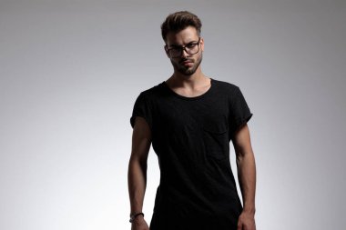 Moda pozisyonunda duran seksi, akıllı, sıradan adam.