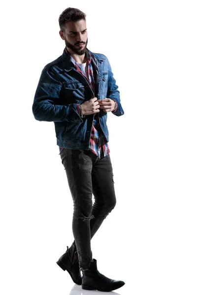 Cool ragazzo della moda regolazione giacca jeans — Foto Stock