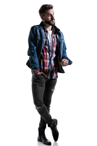 Junges Mode-Model hält Hand in Tasche und posiert — Stockfoto