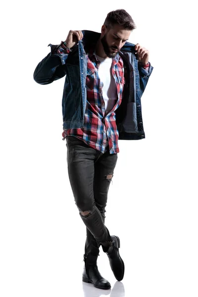 Драматическая молодая модель в клетчатой рубашке с воротником — стоковое фото