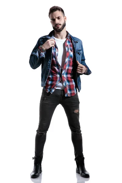 Dramatický módní model pózování a držení džínové bundy — Stock fotografie