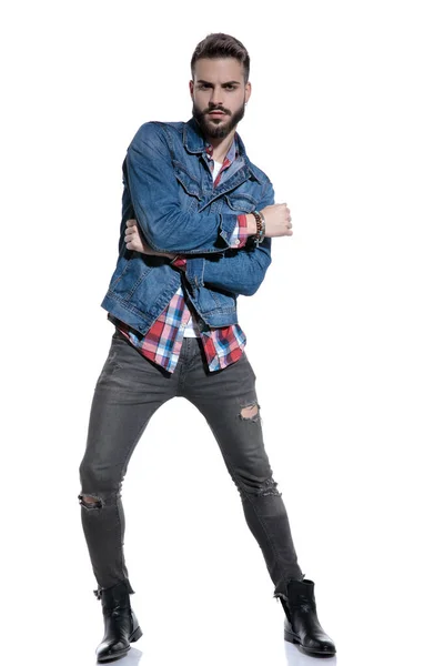 Coole Mode-Typ posiert und hält Ellbogen in einer Mode-Pose — Stockfoto