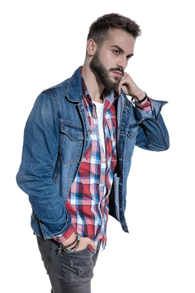 Cool modekille i rutig skjorta håller hand mot ansikte — Stockfoto