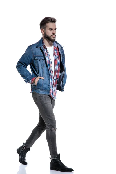 Modelo de moda cool con camisa a cuadros y chaqueta vaqueros —  Fotos de Stock