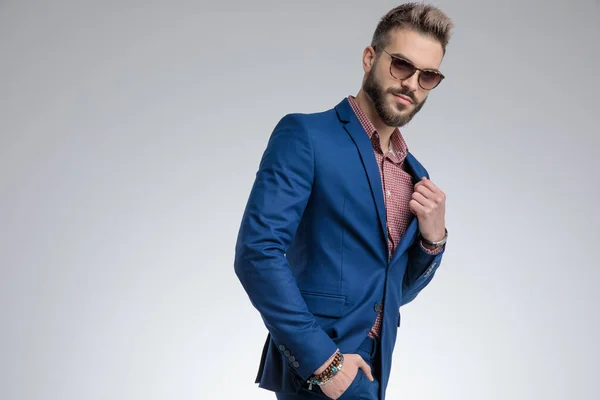 Sexy fashion man holding collar and posing — Stock Photo, Image