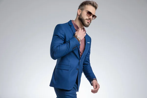 Cool fashion guy aanpassen shirt en wandelen — Stockfoto