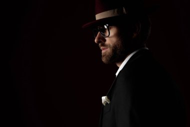 İleriye bakan düşünceli bir modelin yan görüntüsü