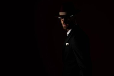 Gizemli manken ileriye bakıyor. 