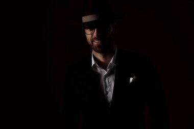 Gözlük takarken gülümseyen çekici manken.