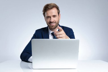 Yakışıklı iş adamı ileri bakıyor ve gülümsüyor.