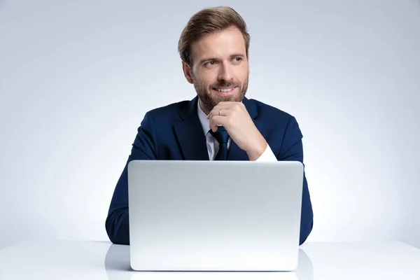 Positiver Geschäftsmann, der wegschaut und sich wundert — Stockfoto