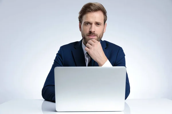 Een lastige zakenman die op zijn lippen bijt en het oneens is. — Stockfoto