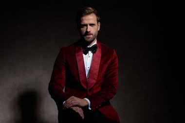 Dramatik damat iki elini de bacağına koydu. 