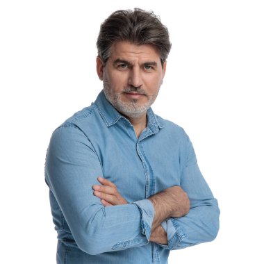 Güçlü, sıradan bir adam ellerini göğsünde çapraz tutuyor.