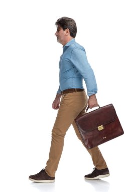 Kendine güvenen sıradan bir adamın yan görünüşü