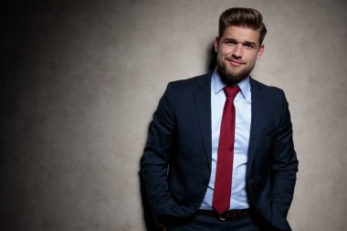 Durup kameraya bakan adam kendinden emin.