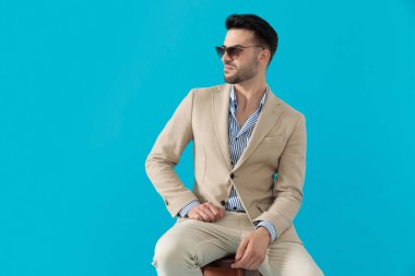 Dramatik, havalı bir adam güneş gözlüğü takıyor.