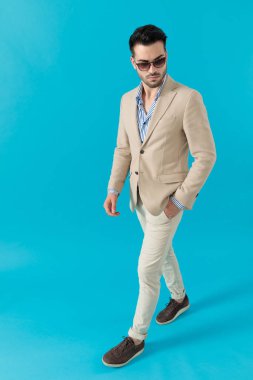 Dramatik havalı adam el ele tutuşup yürüyor.