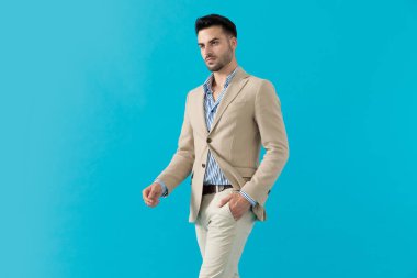 Havalı moda adamı el ele tutuşup yürüyor.