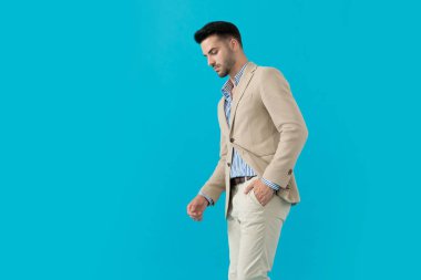 Dramatik havalı model aşağı bakıyor ve el ele tutuşuyor.