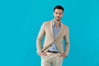 Havalı manken el ele tutuşup gülümsüyor.