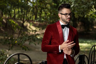 Çitte ayakta duran ve el ele tutuşan işadamı