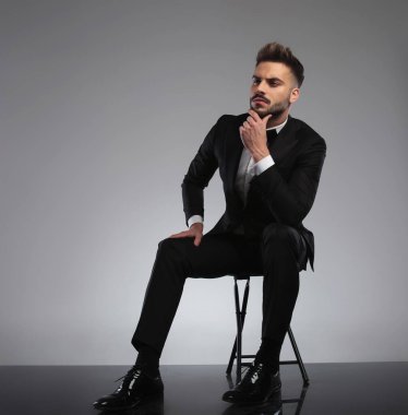 Odaklanmış model, eli çenesinde başka yere bakıyor. 