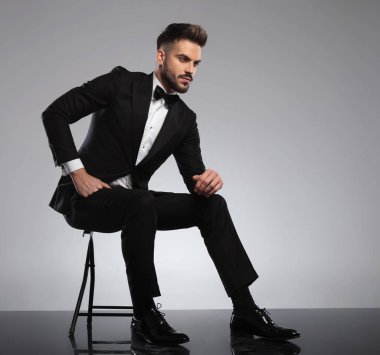 Üzgün damat somurtuyor ve başka tarafa bakıyor. 