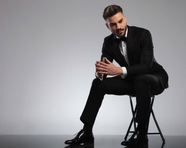 Düşünceli genç model onun sorununu düşünüyor ve çözüyordu. 
