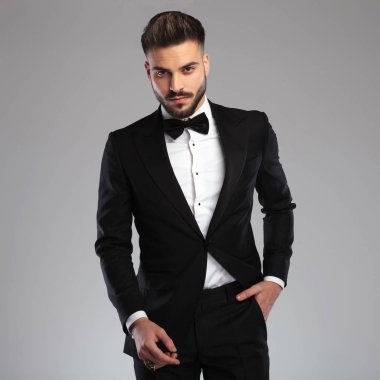 Elini cebinde tutan kendinden emin genç bir manken. 