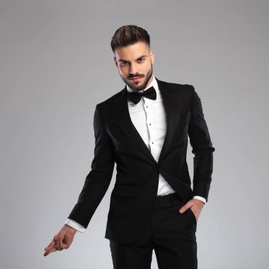Güçlü damat parmaklarını şaklatıyor. 