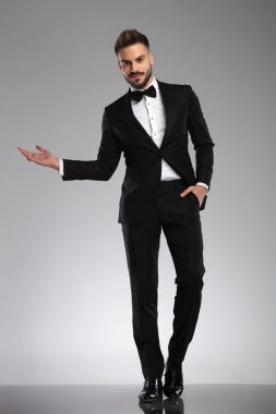 Kendinden emin model elini cebinde tutuyor ve sunuyor.