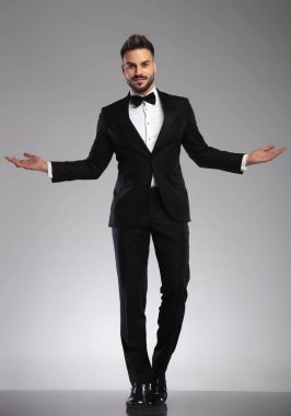 Yakışıklı damat kolları açık karşılıyor.