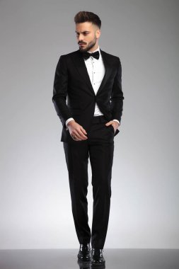 Sıkıntılı damat başka tarafa bakıyor ve kaşlarını çatıyor