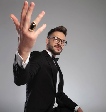 Zarif damat her neyse onu yapıyor.