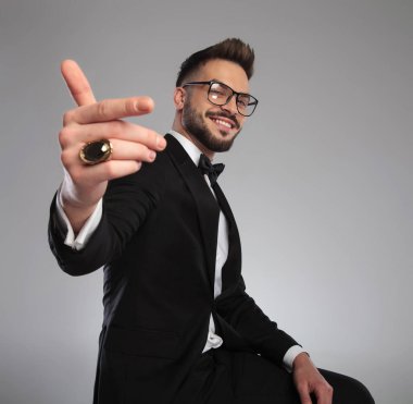 Mutlu damat davetli ve gülümsüyor 