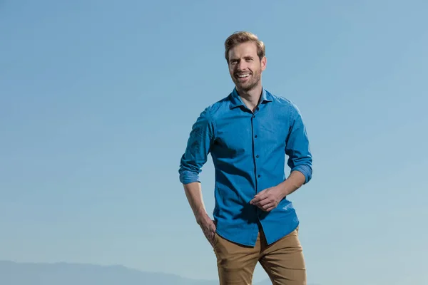 Hombre casual de pie con la mano en el bolsillo y una gran sonrisa — Foto de Stock