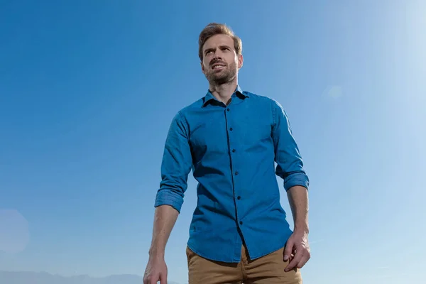 Hombre casual de pie con las manos sueltas mirando hacia adelante — Foto de Stock