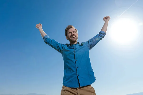 Homme occasionnel debout avec les mains dans l'air heureux — Photo