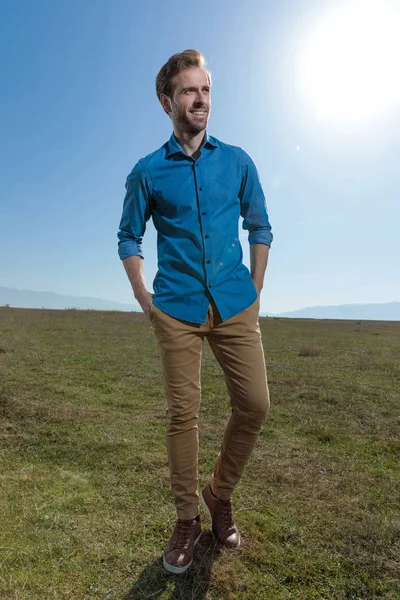 Lässiger Mann steht glücklich mit den Händen in der Tasche — Stockfoto