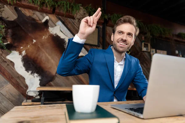Positieve zakenman lachen en begroeten tijdens het zitten — Stockfoto
