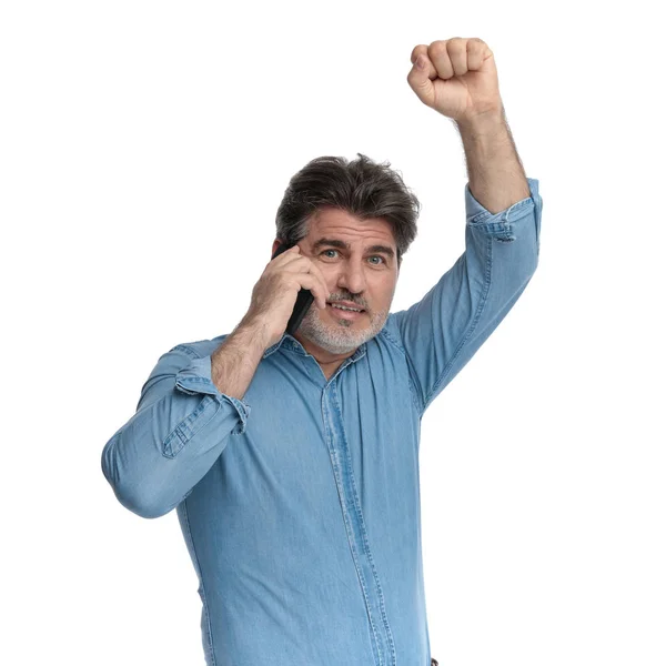 Feliz hombre casual hablando por teléfono y celebrando — Foto de Stock