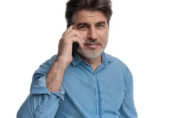 Bonito homem casual velho falando em seu telefone e sorrindo — Fotografia de Stock