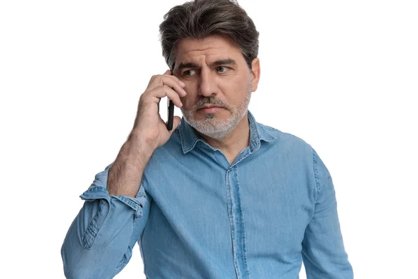 Worried casual man talking on his phone — Stock Photo, Image