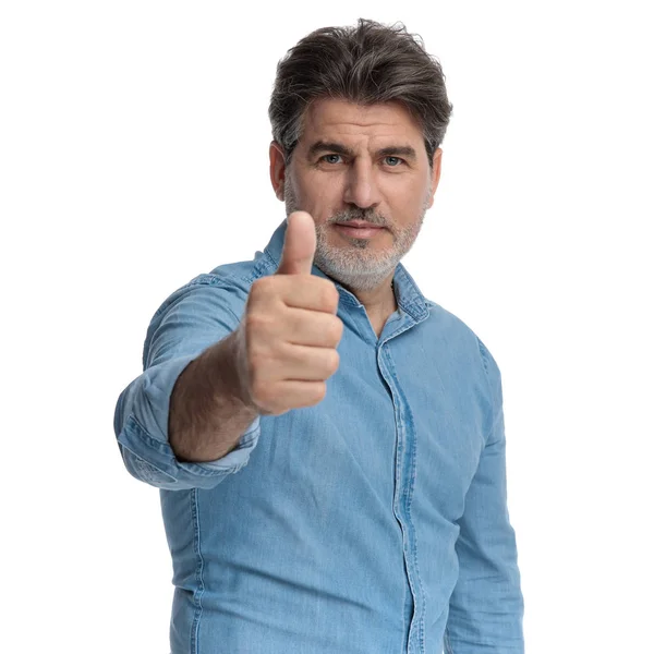 Hombre casual positivo dando un pulgar hacia arriba y sonriendo —  Fotos de Stock