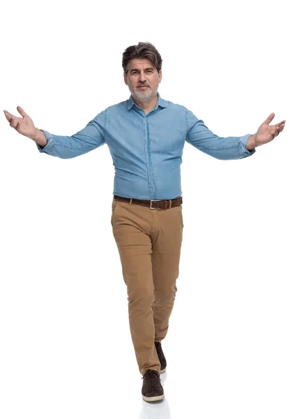Confident casual man welcoming with his arms wide open — Stock Photo, Image