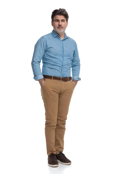 Zelfverzekerde casual man houdt beide handen in zijn zakken — Stockfoto