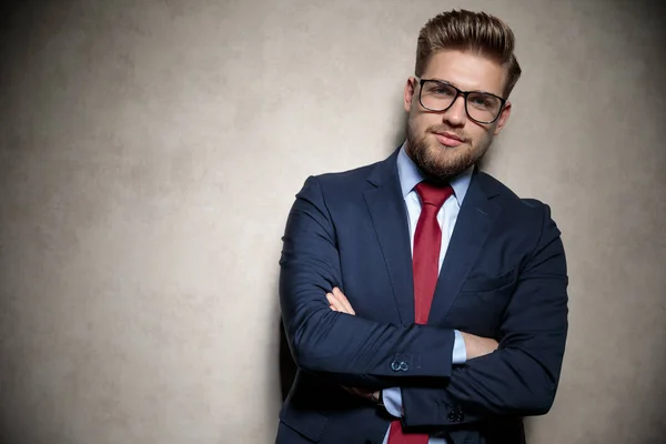 Geschäftsmann steht mit verschränkten Armen und blickt in die Kamera — Stockfoto