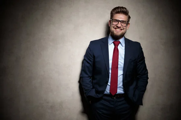 Formele man staan met handen in zak gelukkig — Stockfoto