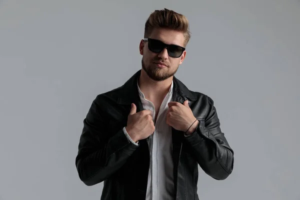 Sexy young man in leather jacket wearing sunglasses — Stock Photo, Image